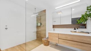 The Lake House - Luxury home with Pool - Berkeley Vale - 2