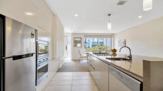 Beach, Golf, Day Spa & Poolside Luxury - Magenta - 9