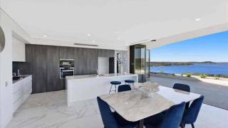 Stylish Penthouse with Views & Jacuzzi - 6