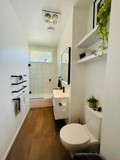 Unique and Cosy Cottage with a Sunny Garden - Wellington - 1