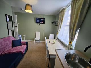Inn By The Sea, PORTSMOUTH, Parking EV 22kW Available - 8