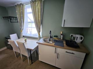 Inn By The Sea, PORTSMOUTH, Parking EV 22kW Available - 9