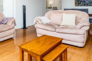 Spacious 2BR APT Panoramic Views Central Location - Hosted by CanStay - Narrabundah - 1