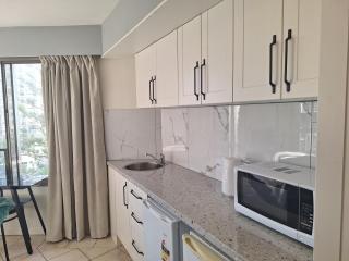 Aloha 604 Studio, Ocean Views, Near Beach and Cavill Ave - Gold Coast - 7