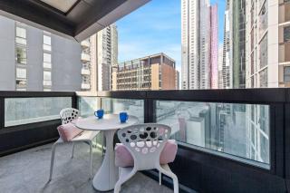 City View 2BR Apt Comfy Bright & Central Stay - 3