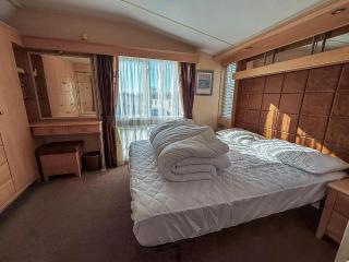 Luxury Caravan For Hire At Hopton Holiday Park With Full Sea Views Ref 80010H - 2