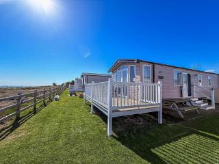 Beautiful 6 Berth Caravan With Full Sea Views For Hire In Suffolk Ref 68004Cr - Lowestoft - 3