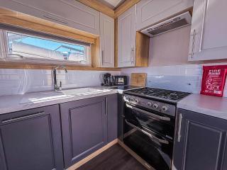 Beautiful 6 Berth Caravan With Full Sea Views For Hire In Suffolk Ref 68004Cr - 1