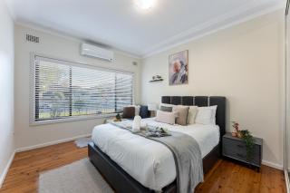 Family-Sized Comfort - 4 bedroom House Near Macquarie & Metro - 2