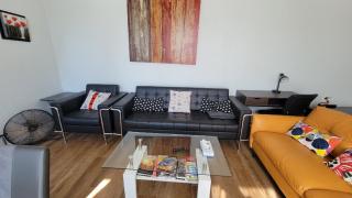 3 Bedroom House Near Airport and Downtown - Calgary - 1