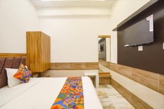 FabHotel Devi Heritage - 2 kms from Shri Banke Bihari Mandir - 5