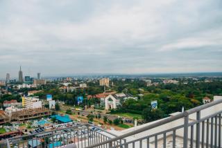 Modern 1 bedroom apartment in Kilimani with equipped gym, panoramic rooftop, and workdesk - 4