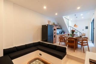 Villa Bianca Canggu - Brand-New, AC Living Modern 3BR Oasis in Peaceful Berawa - 2