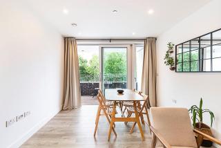 Modern 2-Bed Flat with Terraces in Leyton - 4
