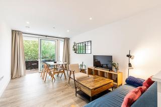 Modern 2-Bed Flat with Terraces in Leyton - London - 0