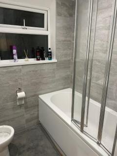 Room in Cardiff City near Hospital - 3
