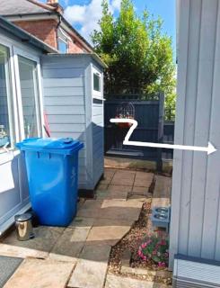 2-bedrooms guesthouse, with Air-Conditioning, Sleep 4, Only 1 booking at time, FreePARKING, Private entrance, Wi-Fi, Netflix, Kitchenette, Garden smoking area - Derby - 8