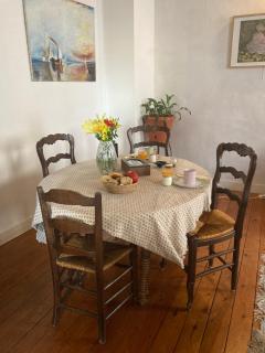 Au pied du Logis Royal - 2