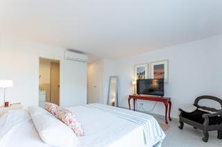 Renovated 2 Bedroom Apartment 5 Min Walk to the Beach - 2
