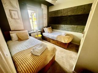 Charming 4-Bedroom holiday home in Wincheap, Canterbury with free Parking - Canterbury - 2