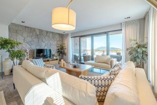 3-Bedroom Beachfront Villa with Hotel Amenities - 2