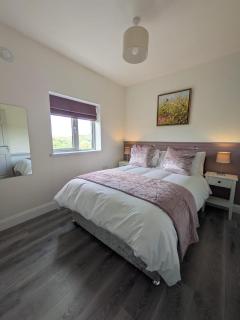 Seaside Retreat - 4 Guests - Fireplace - Parking - Galway - 0