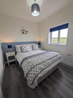 Seaside Retreat - 4 Guests - Fireplace - Parking - Galway - 4