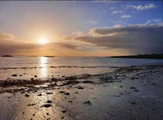 Seaside Retreat - 4 Guests - Fireplace - Parking - Galway - 3