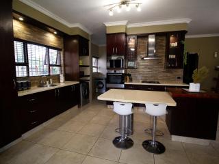 Fourways Luxurious 5-Bed Home - Sandton - 8