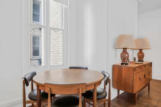 The Bloomsbury Deux - by Frankie Says - Londra - 7