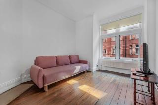 The Bloomsbury Deux - by Frankie Says - London - 5