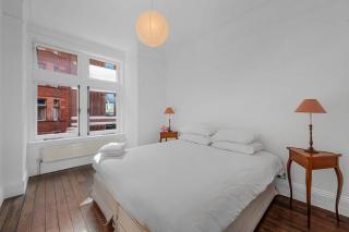 The Bloomsbury Deux - by Frankie Says - London - 9