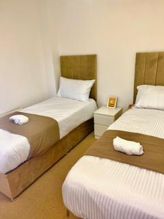 5 Bedroom Contractors Accommodation in Dartford Kent - Spacious Holiday Home - Close To Dartford Crossing - Close To City Centre - Dartford - 5