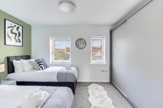 Stylish House with Driveway Parking, Self-Check-In, Fast WiFi and Smart TV by Yoko Property - Milton Keynes - 8
