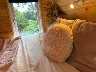 Sycamore Lodge with Hot Tub- Quirky & Romantic - Halstead - 9