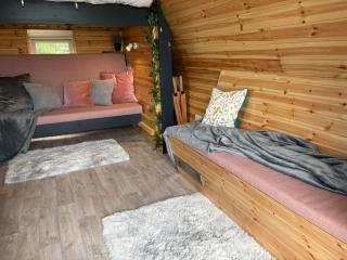 Sycamore Lodge with Hot Tub- Quirky & Romantic - Halstead - 8