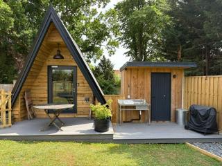 Sycamore Lodge with Hot Tub- Quirky & Romantic - Halstead - 0