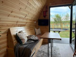 Sycamore Lodge with Hot Tub- Quirky & Romantic - Halstead - 7