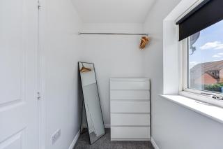 Stylish House with Driveway Parking, Self-Check-In, Fast WiFi and Smart TV by Yoko Property - Milton Keynes - 3