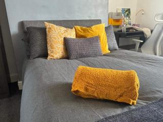 Modern 2-Bed Victorian Apartment - Sleeps 6 & Pets - Yeovil - 1