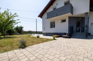 Three-Bedroom Holiday Home Vida with Private Pool - Zagreb - 2