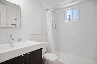 Queen Elizabeth Garden Stay with Parking and King Bed for 6 - Vancouver - 4