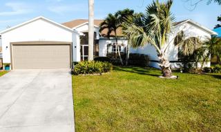 Luxurious 4 Bedroom Canal-Front Home, Pet Friendly - 9