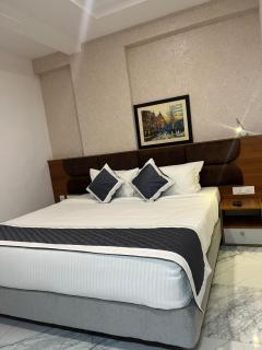 SABU's GRAND ROYALE HOTEL - Trivandrum - 9
