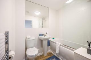 Isle View - Large Corner Balcony with Harbour Views - 4