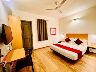Couple Friendly Hotel- Surajkund Faridabad Shooting Range - Faridabad - 1