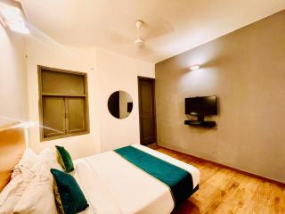Couple Friendly Hotel- Surajkund Faridabad Shooting Range - Faridabad - 6