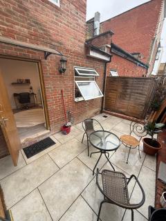 Bright and Spacious Entire One Bedroom Apartment with Living Room and Private Garden - Londra - 6