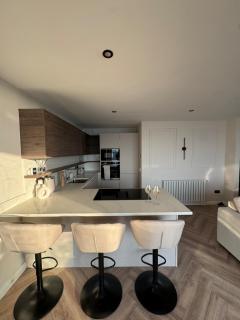 Sapphire Shores- Spacious 2-Bedroom Apartment with Balcony & Sea View - 6