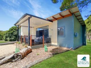 Superior Poolside Retreat Resort - Cowes - 0